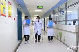 脚部骨折拄拐上班 敬业医生感动患者图片