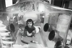 美国男孩接触空气就死，出生后被关进隔离罩，到死才摸到妈妈的手图片