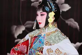 承德姑娘果小菁：“最不正经的京剧演员”，唱国粹京剧，蹦最酷的迪图片