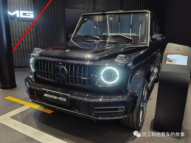 55周年的AMG G55售价要300多万，热辣的红内有点闷骚。