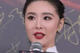 微博之夜，被“膀大腰圆”的高叶惊艳，不穿暴露礼服却艳压群芳图片