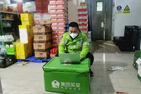 订单暴增！28岁骑手：每天要配送130单到140单 美团：全力保障运力 最近一周上海已有约5000名新骑手加入图片