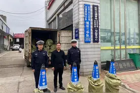 乐平一爱心企业向交警赠送安全反光锥筒图片