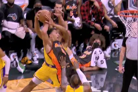 一级恶意犯规！湖人新星空中争抢犯规，萨格斯头朝下摔倒太危险图片