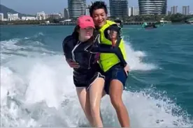 霍思燕海上秀恩爱太腻歪！夫妻联手冲浪玩亲吻，穿运动裤身材太赞图片