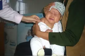 婴儿打完疫苗不幸死亡，全都怪愚蠢父母做了这件事害了宝宝图片