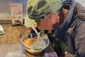 好心换暖心！老人进店吃饭老板免单 临走他悄悄留下仅有的3元硬币图片