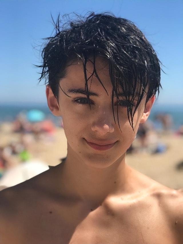 12岁爆红的"世界第一美少年":蓝色眼眸惊艳世人,6年后怎样了