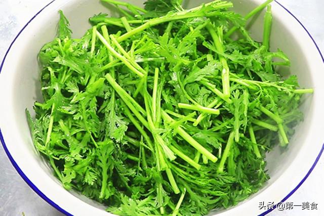 3月的“茼蒿”是真鲜，价钱便宜又水灵，学会这4种吃法，抢鲜吃