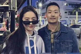 刘亦菲现身美国富人区！素颜出镜颜值惊艳，与异性粉丝合影无架子图片