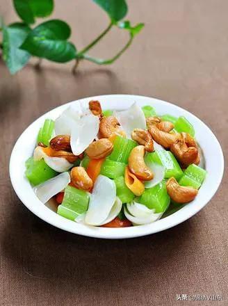 原勺内留底油上火烧热,下入葱,姜,蒜,玉兰片,干辣椒丝煸炒,下入肉丝