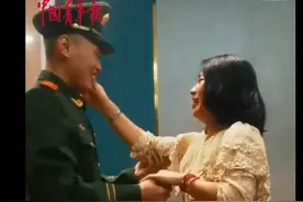 最温暖的团圆！小伙当兵3年首次回家与妈妈紧紧相拥图片