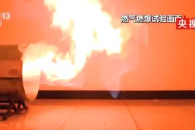 母女开门起静电，竟引发煤气爆炸！每天几毛钱的燃气险该不该买？图片