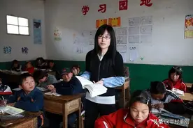 愤怒的女老师当众扇了 “充满淫荡思想”小孩三十记耳光图片