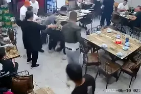 凌晨河北唐山烧烤店内多名男子围攻2名女子？到底发生了什么？图片