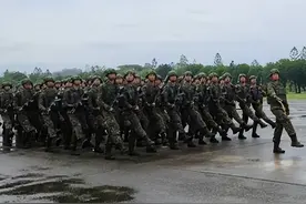 一觉醒来，“台军”踢起了正步，等着解放军来收编？图片