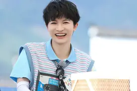 奔跑吧·秋游之旅，周深尽显绅士风度，游戏环节，降维打击跑男团图片