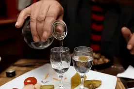 都说上了年纪后，酒桌上就开始喜欢做“这3件事”，真的吗？图片