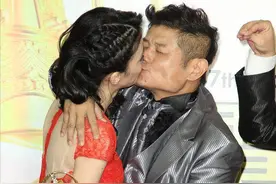 59岁男星娶小24岁娇妻，自认运气好，女方想拼三胎男方担惊受怕图片