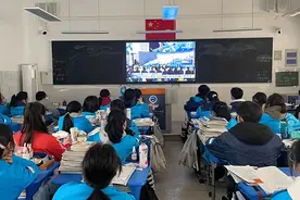 庐江二中组织学生观看“天宫课堂”第二课图片