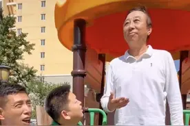 65岁冯巩身体引担忧，现身游乐园老太多，头发稀疏花白眼睛耷拉图片