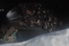 湖北荆门 熊孩子玩捉迷藏，钻废弃车辆后备箱被困图片