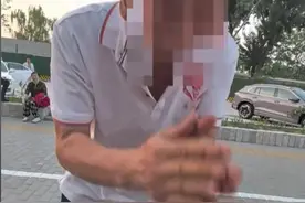 北京大爷骑三轮撞车就跑，小伙追上反被打，最后竟当警察面逃逸图片