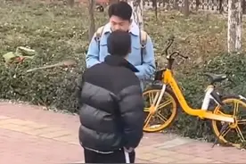 山东一女生想要帅哥微信不敢开口，班长主动帮忙，网友：操碎了心图片