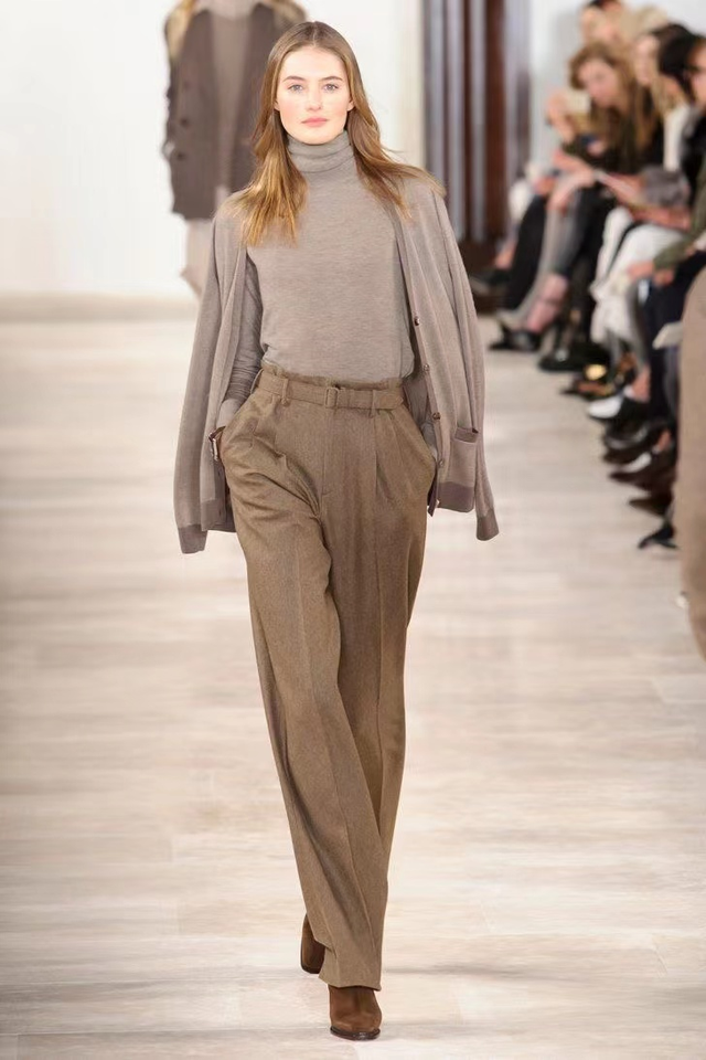 土黄色配什么颜色好看,土黄色一点都不土,春季日常出街气质穿搭让你更