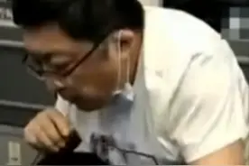 2019年，飞机上为老人跪地吸尿37分钟的医生张红，后来怎样了？图片