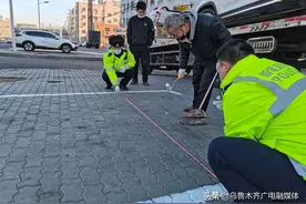 仓房沟路上新增85个停车位，沙区交警针对道路情况施划车位规范停车秩序图片