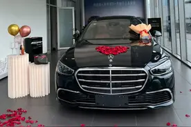 新买的奔驰S级屡出故障，车主直言花一百万元买了个"祖宗"图片