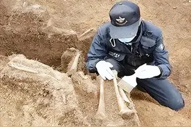 14年河南巨石下发现一具白骨，仍保持射击姿势，市领导：严格保密图片