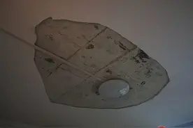 混凝土块砸落！新陆花苑1号楼居民家天花板再次猛然坍塌图片