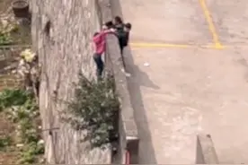 发布者回应拍视频不去救悬空小孩：重庆是山城，跑过去要20分钟，小孩获救离不开他们的呼喊和鼓励图片