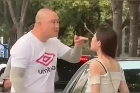 南京光头男打人事件，或因剐蹭引起，女子两颗牙疑似被打坏图片
