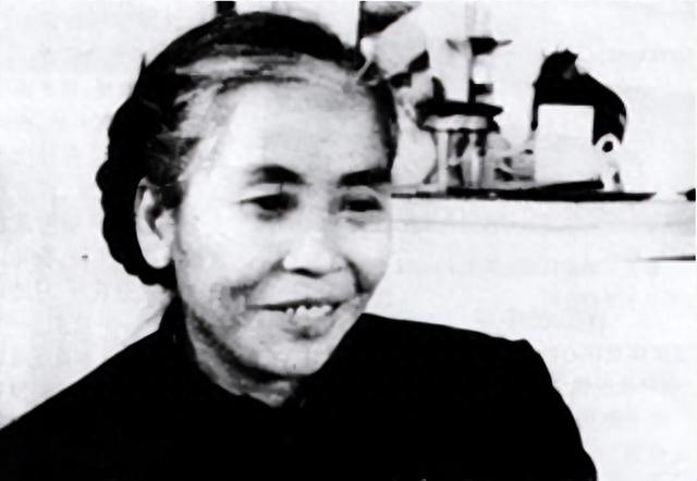 贺子珍逝世20年后，孔东梅揭露真相：毛主席的旧衣里有“秘密”