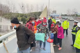 面包车违法超员100%，二桥交警依法查处消除隐患图片