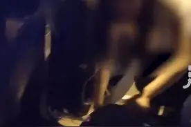 ​女子酒后吐车里叫嚣是研究生拒擦干，遭民警怒斥图片