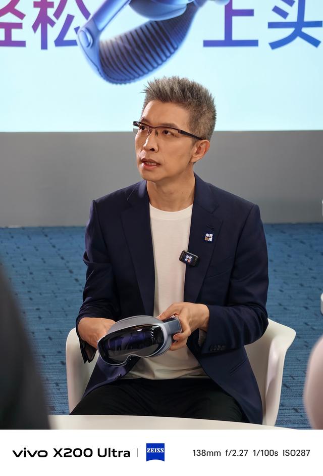 央视朱广权提前体验vivo Vision头显，双指捏合“轻松上头”