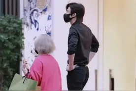 刘宇宁和助理逛街，189的身高超惹眼，腿像单独开了长腿特效一样图片