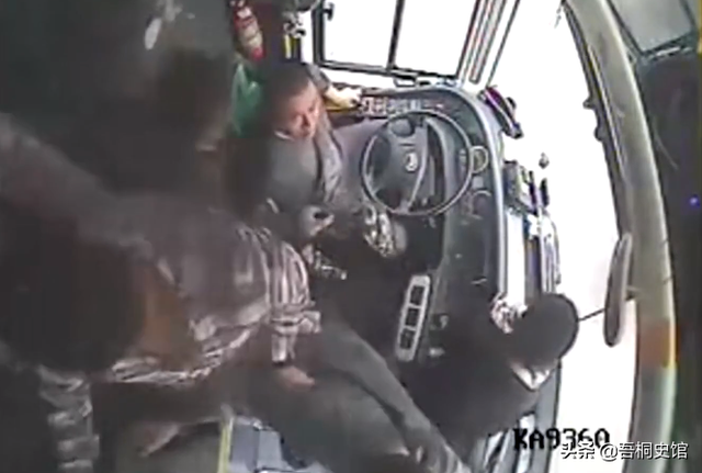 大巴车司机章双林，遇乘客露出诡异笑容，仅凭直觉感到危险要发生