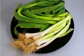 用大蒜叶烧鱼，吃完就进医院？植物界的“真假美猴王”你会辨别吗图片