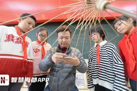 非遗油纸伞走进校园，小学生当起“手艺人”图片