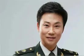 歌手耿为华：宠妻16年被抛弃，离婚当天和女儿抱头痛哭52岁仍单身图片