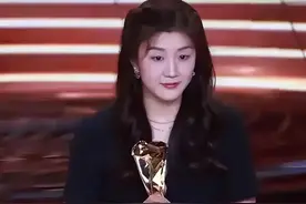 陈梦获年度杰出运动员，穿迪奥黑裙太美了！赵丽娜穿国足球衣领奖图片
