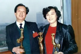 他与妻子都分别义无反顾地考入北电，工作后两人成为伉俪导演，拍出《开国大典》这样史诗级的电影图片