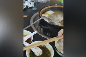 “指蛆为毛”？老鸭汤疑吃出一窝虫卵，商家：可能是鸭毛！图片