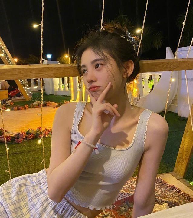 15位女明星泳装照大不同:杨幂大秀火辣身材,关晓彤格外保守