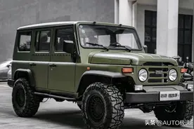 新款BJ212来了，墨绿色漆面+2.4T引擎，宽体车身轮眉更帅气图片